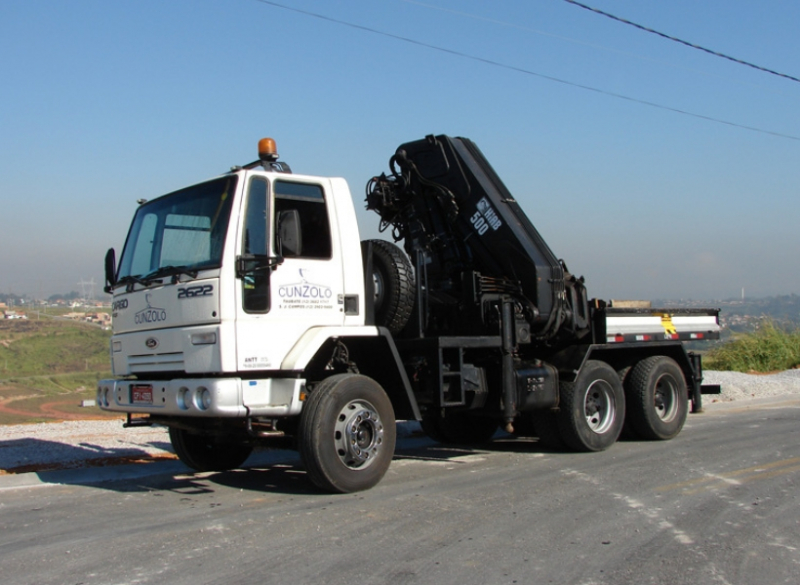 Guindaste articulado com capacidade total do equipamento de 18.000 kg, chegando a uma altura máxima de 21 metros e pesando 23.000 kg