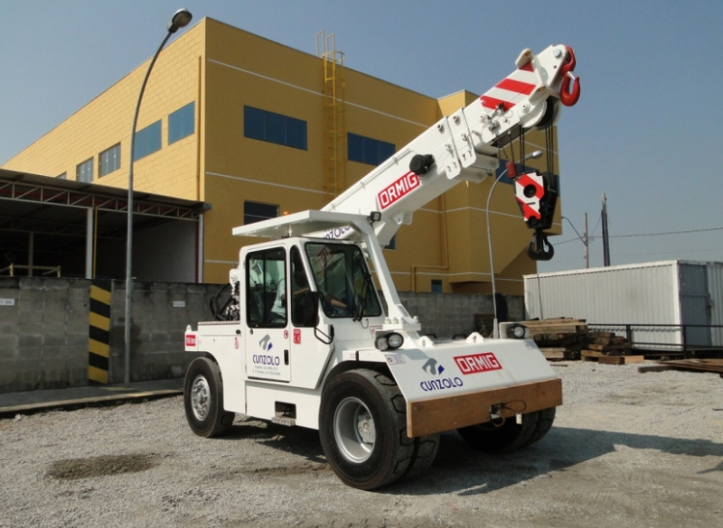 O Guindaste Industrial Ormig 16TM é o equipamento ideal para atividades de remoção industrial, onde há restrições de espaço e com necessidade de carregamento de grandes cargas. Sua mais importante característica é a capacidade de se locomover com peça içada.