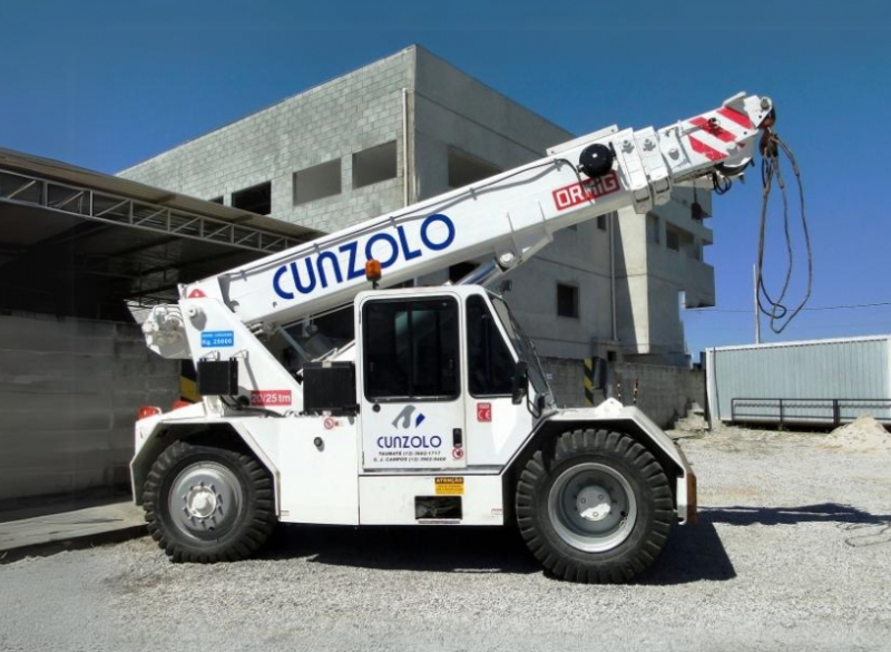 Guindaste Industrial Ormig 20/25 TM é o equipamento ideal para remoções industriais e movimentação de cargas. Possui eixos direcionais traseiros e se locomove com a carga içada (suspensa) sobre pneus.