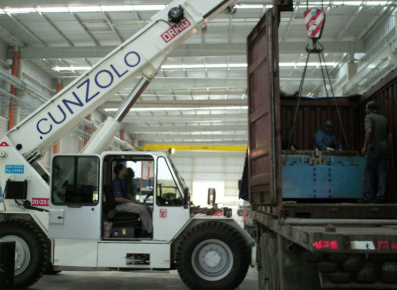 Guindaste Industrial Ormig 20/25 TM é o equipamento ideal para remoções industriais e movimentação de cargas. Possui eixos direcionais traseiros e se locomove com a carga içada (suspensa) sobre pneus.