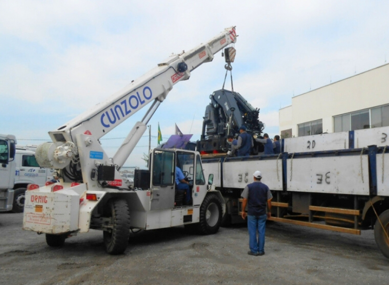 Guindaste Industrial Ormig 20/25 TM é o equipamento ideal para remoções industriais e movimentação de cargas. Possui eixos direcionais traseiros e se locomove com a carga içada (suspensa) sobre pneus.