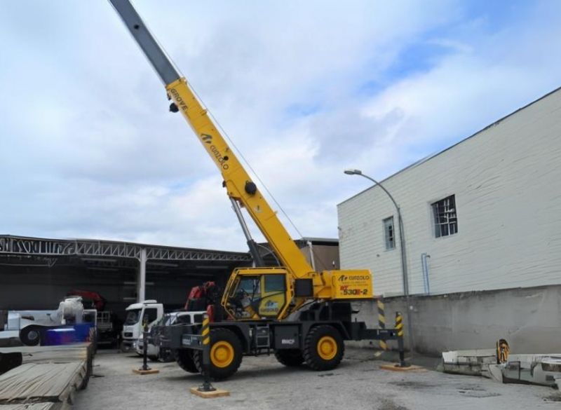 O Guindaste Autopropelido Grove RT530- E2 é um equipamento indicado para construção civil, em casos de terreno acidentado, além de ser especialmente indicado para indústrias pela sua capacidade de esterçamento.