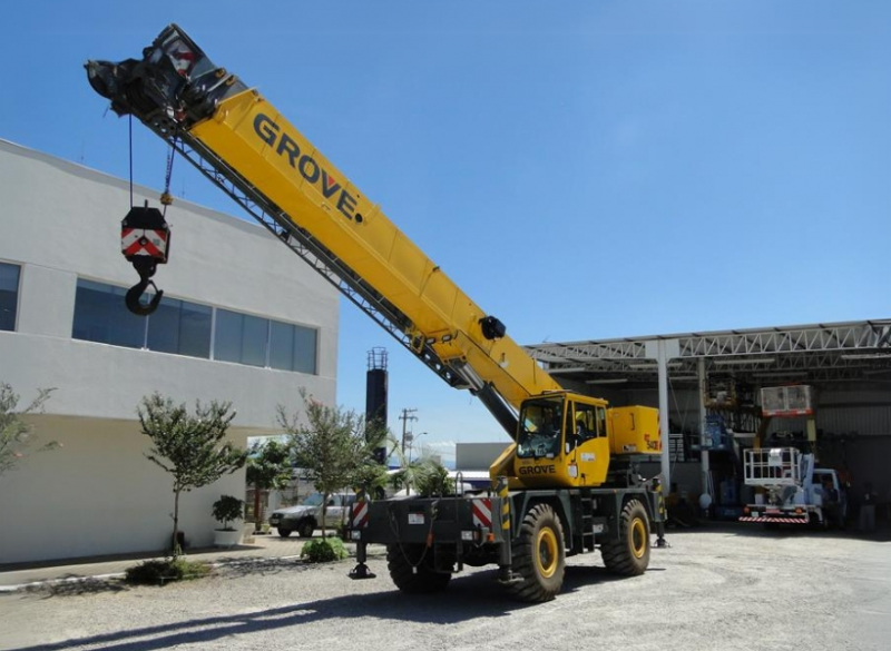 O Guindaste Autopropelido Grove RT540 é um equipamento muito recomendado para movimentação em terrenos acidentados e locais de difícil acesso ou com interferência. Ele possui capacidade de içamento de 35.000 kg a 2,5 metros.