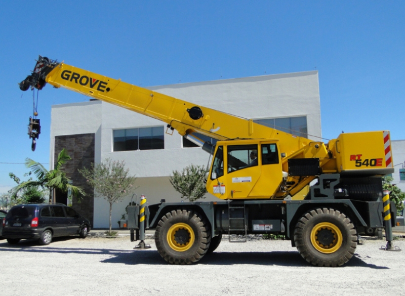 O Guindaste Autopropelido Grove RT540 é um equipamento muito recomendado para movimentação em terrenos acidentados e locais de difícil acesso ou com interferência. Ele possui capacidade de içamento de 35.000 kg a 2,5 metros.