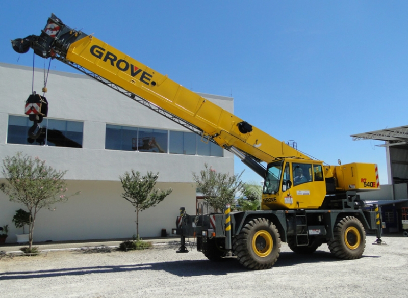 O Guindaste Autopropelido Grove RT540 é um equipamento muito recomendado para movimentação em terrenos acidentados e locais de difícil acesso ou com interferência. Ele possui capacidade de içamento de 35.000 kg a 2,5 metros.