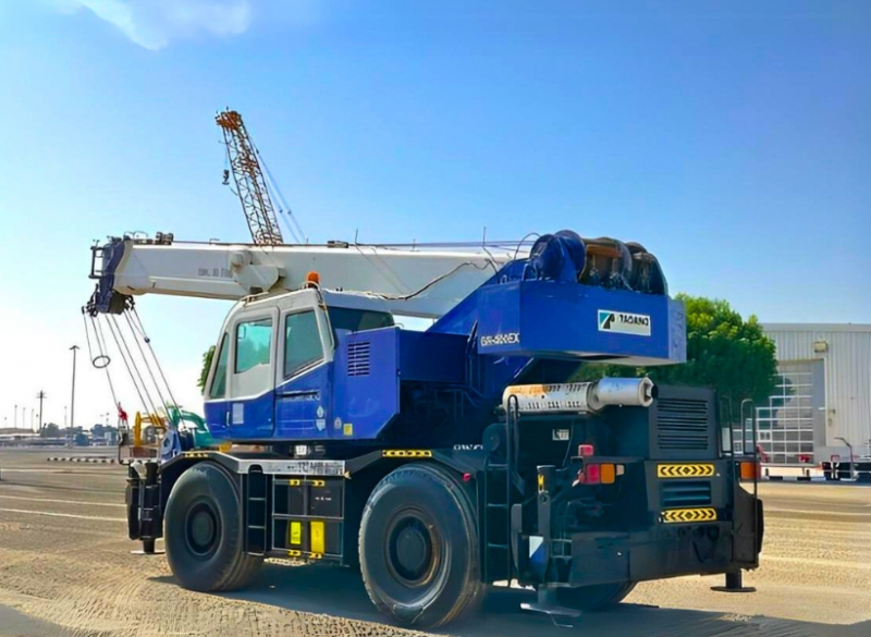 O Guindaste Autopropelido Tadano GR 300 EX é um equipamento para trabalhos em indústrias e diversos tipos de obra, com o diferencial de tração para acesso em terrenos com inclinação.