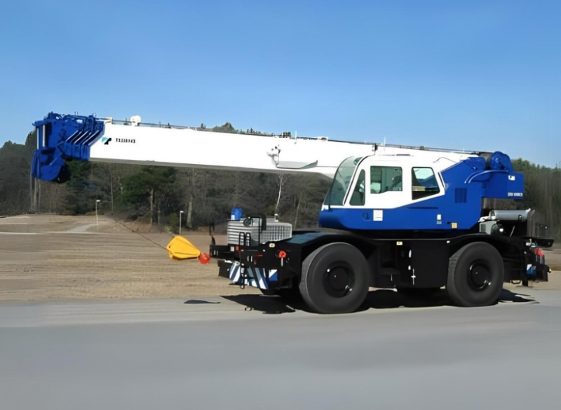 O Guindaste Autopropelido Tadano GR 300 EX é um equipamento para trabalhos em indústrias e diversos tipos de obra, com o diferencial de tração para acesso em terrenos com inclinação.
