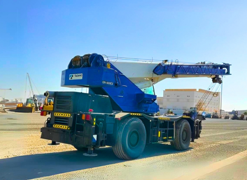 O Guindaste Autopropelido Tadano GR 300 EX é um equipamento para trabalhos em indústrias e diversos tipos de obra, com o diferencial de tração para acesso em terrenos com inclinação.
