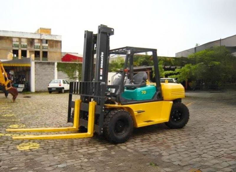 A Empilhadeira Komatsu FD70 com sistema de freio banhado a óleo, possibilitando utilização mais severa. Possui altura reduzida de 3,08 m.