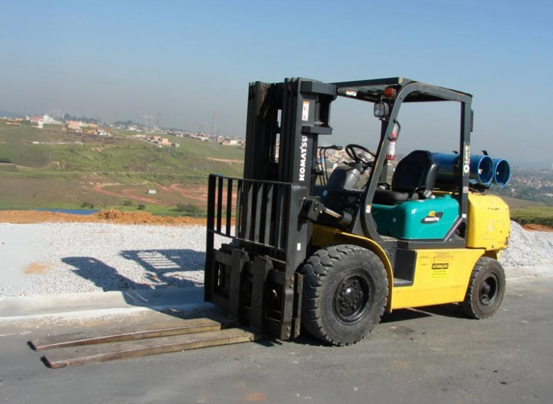 A Empilhadeira Komatsu FG40 Triplex é ideal para atividades de indústria e depósitos, pois apresenta dimensões compactas e capacidade de carga de até 4.000 kg.