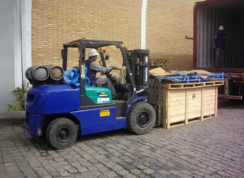 A Empilhadeira Komatsu FG40 Triplex é ideal para atividades de indústria e depósitos, pois apresenta dimensões compactas e capacidade de carga de até 4.000 kg.