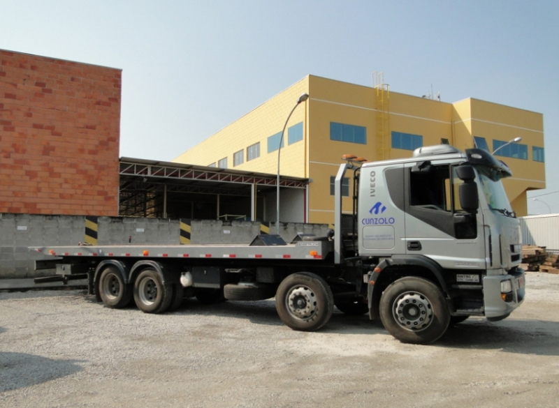 O Caminhão Plataforma Pai - 150000 para transporte de cargas pesadas tem uma capacidade de carregamento de 15 toneladas.
