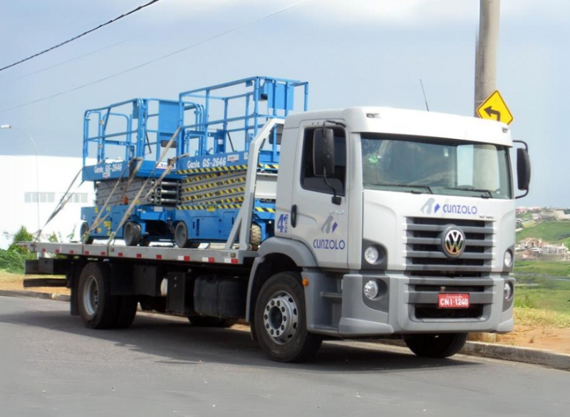 O Caminhão Plataforma PAS 6000 tem uma capacidade de carga para transporte de 6 toneladas e uma caixa de cargas de 7 metros de comprimento.