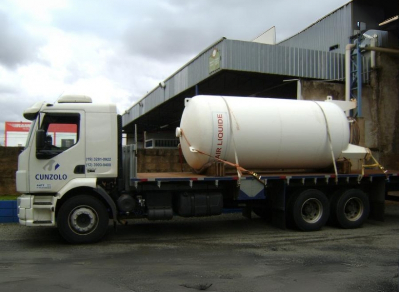 O caminhão Truck para transporte de cargas pesadas tem 3 eixos e uma capacidade total técnica de 14 toneladas.