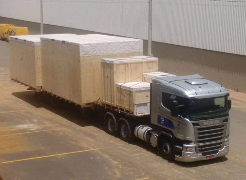 Esta é a melhor opção para transportar peças de grande volume e menor peso, como peças pré moldadas, tanques, chapas e barras de aço. Esta carreta tem 12,4 metros de comprimento de caixa de carga, podendo chegar até 14m (modelo carga seca longa) e pode transitar em variados tipos de terrenos, com a vantagem de trafegar sem restrição de horário em estradas e rodovias.