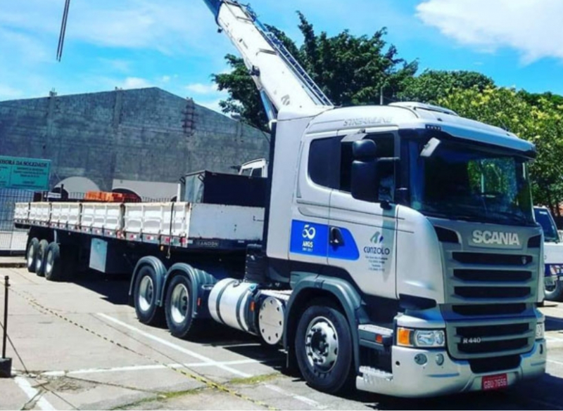 Esta é a melhor opção para transportar peças de grande volume e menor peso, como peças pré moldadas, tanques, chapas e barras de aço. Esta carreta tem 12,4 metros de comprimento de caixa de carga, podendo chegar até 14m (modelo carga seca longa) e pode transitar em variados tipos de terrenos, com a vantagem de trafegar sem restrição de horário em estradas e rodovias.