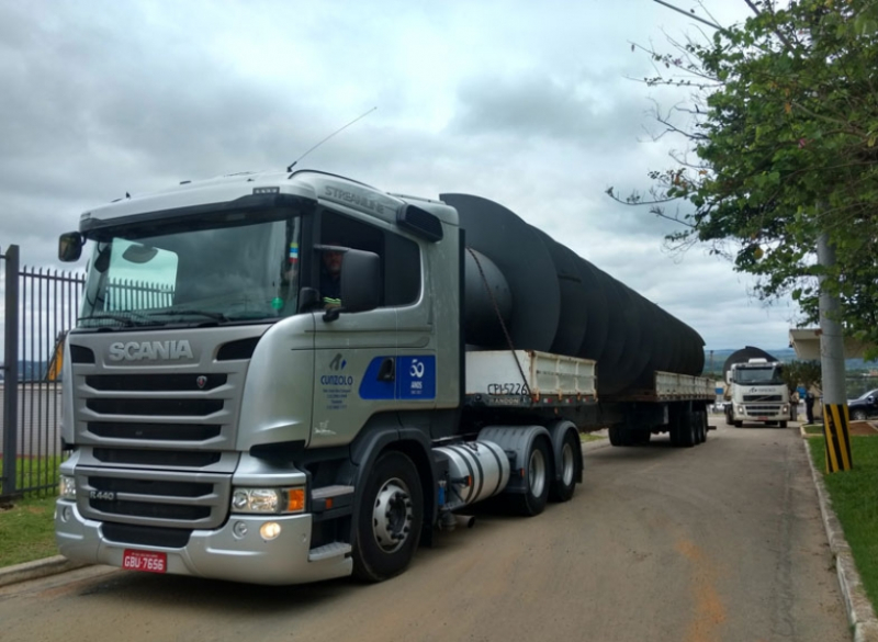Esta é a melhor opção para transportar peças de grande volume e menor peso, como peças pré moldadas, tanques, chapas e barras de aço. Esta carreta tem 12,4 metros de comprimento de caixa de carga, podendo chegar até 14m (modelo carga seca longa) e pode transitar em variados tipos de terrenos, com a vantagem de trafegar sem restrição de horário em estradas e rodovias.