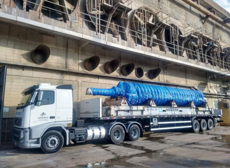 Esta é a melhor opção para transportar peças de grande volume e menor peso, como peças pré moldadas, tanques, chapas e barras de aço. Esta carreta tem 12,4 metros de comprimento de caixa de carga, podendo chegar até 14m (modelo carga seca longa) e pode transitar em variados tipos de terrenos, com a vantagem de trafegar sem restrição de horário em estradas e rodovias.