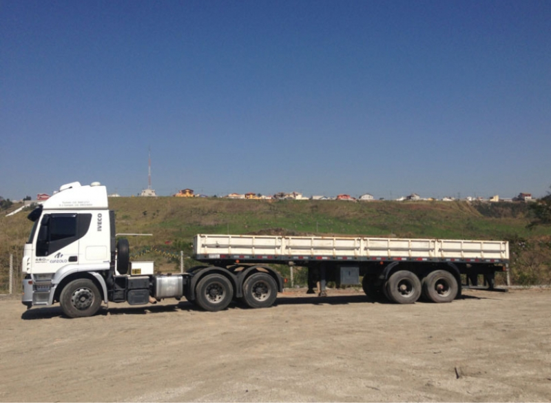Esta é a melhor opção para transportar peças de grande volume e menor peso, como peças pré moldadas, tanques, chapas e barras de aço. Esta carreta tem 12,4 metros de comprimento de caixa de carga, podendo chegar até 14m (modelo carga seca longa) e pode transitar em variados tipos de terrenos, com a vantagem de trafegar sem restrição de horário em estradas e rodovias.
