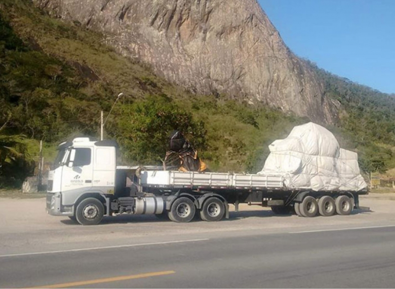 Esta é a melhor opção para transportar peças de grande volume e menor peso, como peças pré moldadas, tanques, chapas e barras de aço. Esta carreta tem 12,4 metros de comprimento de caixa de carga, podendo chegar até 14m (modelo carga seca longa) e pode transitar em variados tipos de terrenos, com a vantagem de trafegar sem restrição de horário em estradas e rodovias.