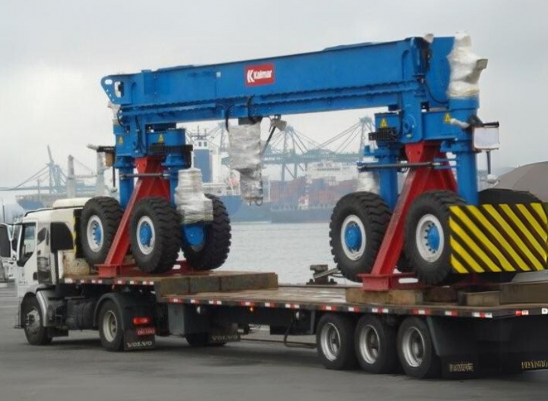 Devido ao rebaixamento de sua caixa de cargas, a Carreta Carga Seca 3 eixos rebaixada para Transporte Pesado é indicada para peças largas e de grande altura. Sua capacidade total é de 19,5 toneladas com comprimento de 15,44 metros, sendo então muito recomendada para operações de remoções industriais e cargas pesadas.
