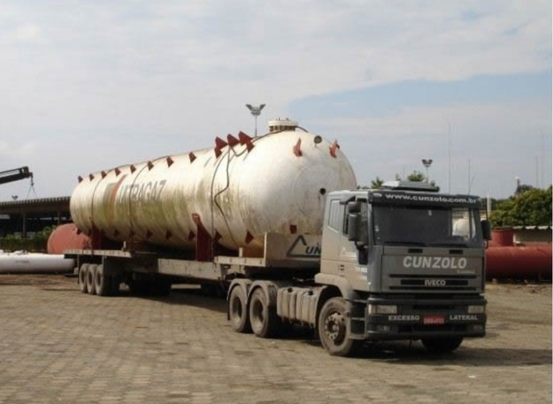 Essa Carreta Extensiva tem capacidade total técnica de 35 toneladas com altura da Caixa de Carga de 1,57 metros, sendo usada em operações de transporte de cargas pesadas, com comprimento total para transporte de cargas até 24m de comprimento.