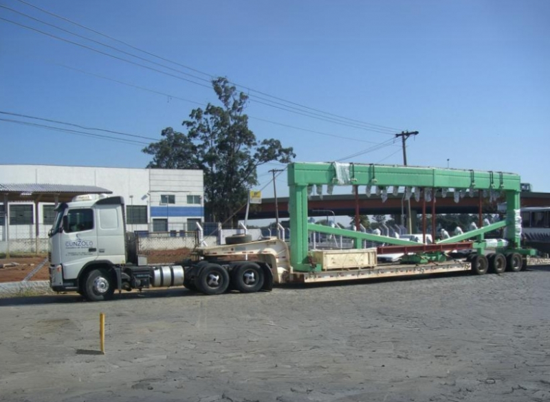 A prancha semirreboque Carrega Tudo Lagartixa pode realizar o transporte de cargas pesadas de grande porte, com altura de 3,80 metros, sem a necessidade de autorização especial. É indicada para remoções industriais de itens como silos, turbinas, transformadores e outros. O grande diferencial é a altura da caixa de carga com somente 0,60m.