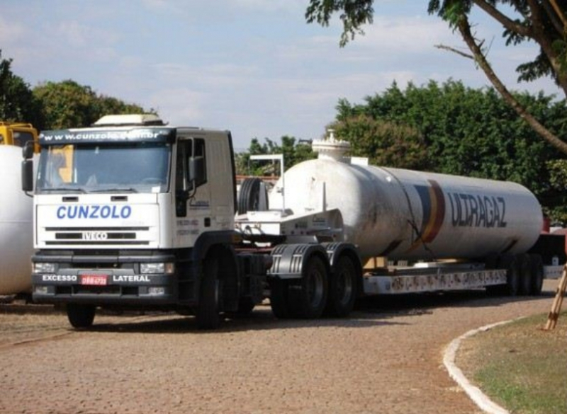 A Prancha 2 eixos para transporte de cargas pesadas possui uma rampa de acesso para facilitar o carregamento e tem comprimento de 13,55 metros. Sua maior vantagem para o transporte de cargas pesadas é o aproveitamento da região da suspensão que pode ser utilizada como complemento da plataforma útil de cargas.