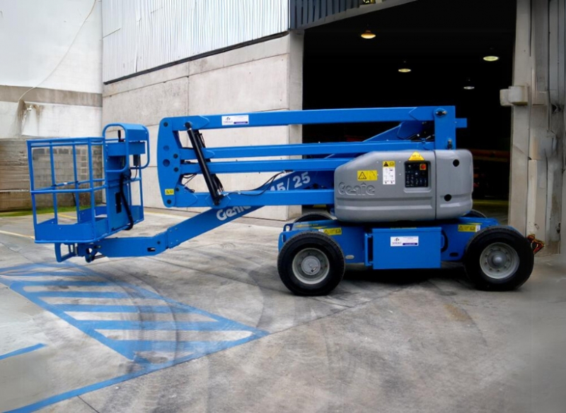 A Plataforma com Lança Articulada Genie Z45/25 DC é ideal para trabalhos em ambientes internos e externos. Seu braço secundário movimenta-se até 135˚ na vertical aumentando a faixa de trabalho, e possui 1,83 metros dentro do raio de giro. Ela trafega a 4,8 km/h com 30% de capacidade de rampa.