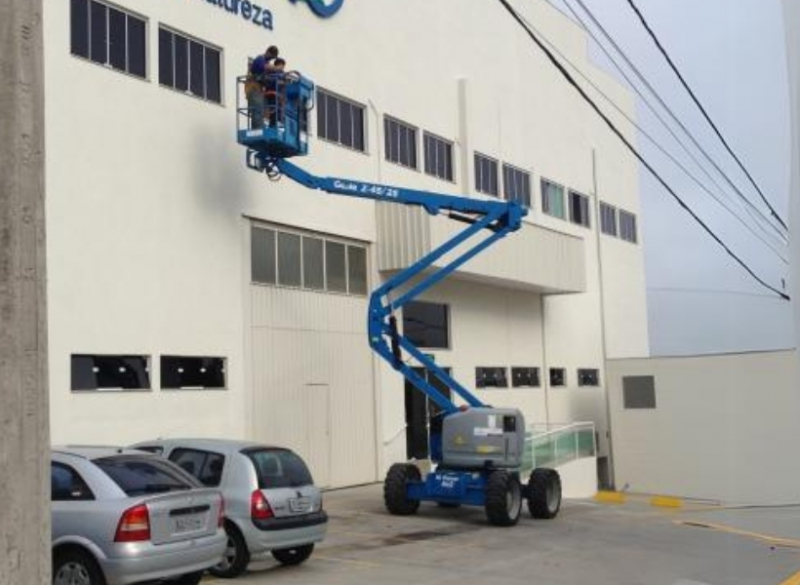 A plataforma Genie Z45 RT tem o raio de viragem bem apertado que permite inclinação 0 e, por consequência, facilita a manobra em diversos ambientes até mesmo em áreas confinadas. Esse modelo também conta com um recurso de autonivelamento para manter o nível da plataforma de forma perfeita para movimenta-la. 