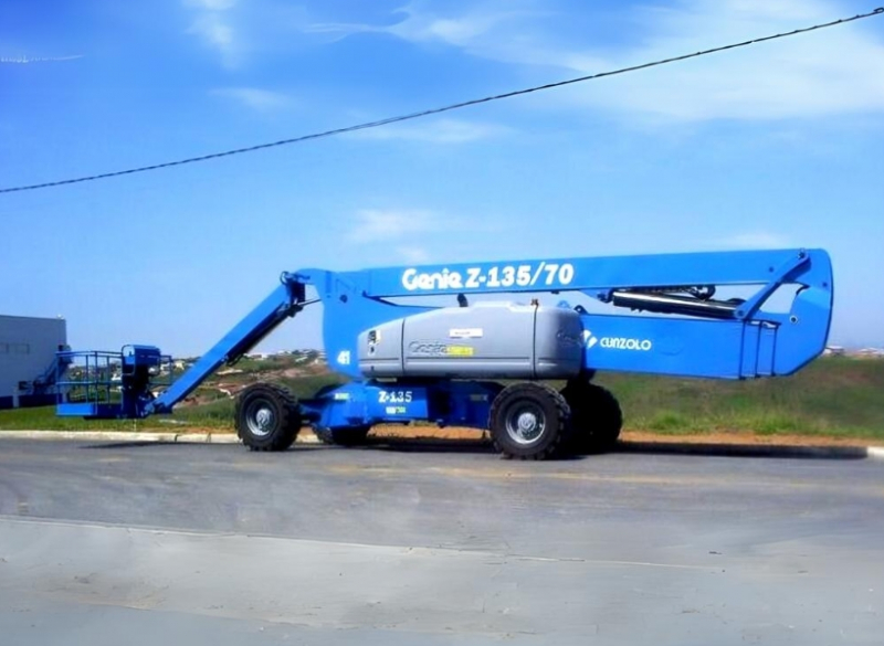 A Plataforma com Lança Articulada Genie Z135 é ideal para indústrias ou construções em áreas externas ou internas. 