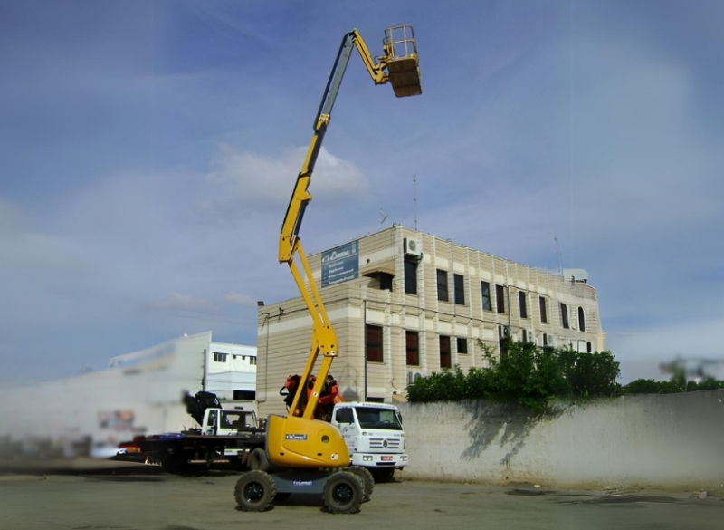 A Plataforma Plataforma com Lança Articulada Haulotte HA16SPX, possui altura máxima de trabalho de 16 metros, com capacidade de transporte e içamento de até 230kg, sua largura total é de 2,30 metros.