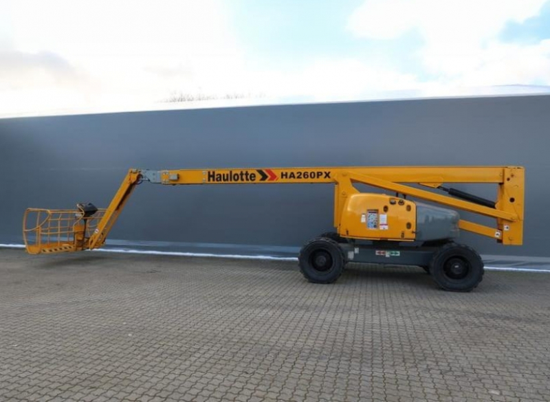 A Plataforma com Lança Articulada Haulotte HA260PX é a diesel e possui seu maior diferencial está na altura do piso até o solo: 0,42 metros livre para movimentação em diversos tipos de terrenos.
