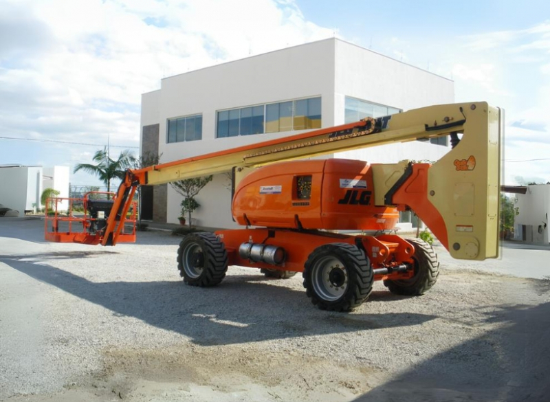 Plataforma com Lança Articulada JLG 800AJ A Plataforma com Lança Articulada JLG 800AJ 26m é Ideal para alcançar locais sobre máquinas, equipamentos e outros obstáculos presentes sobre o piso. A plataforma trabalha em diversos modos de acordo com alcance necessário.