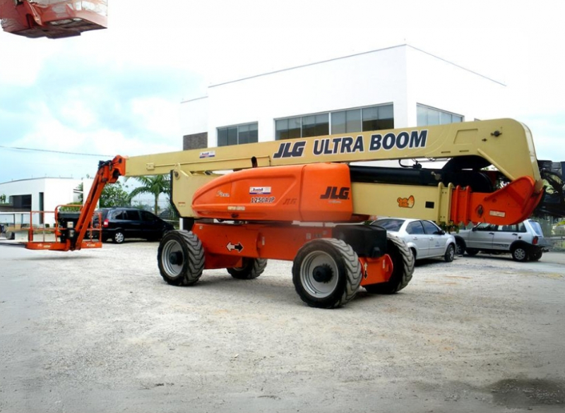 A plataforma aérea JLG 1250 AJP permite elevar até 454 kg (carga restrita) ou 227 kg (carga irrestrita), sua lança articulada permite ir do solo até a elevação total em 115 segundos. É ideal para trabalhos que exigem altura e alcance.