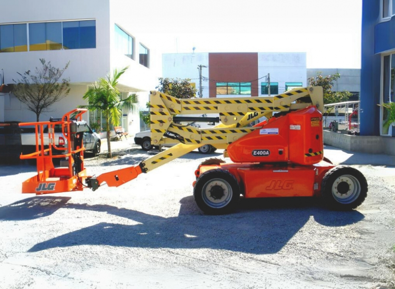 Essa é uma plataforma articulada aérea versátil tanto em posições quanto em alturas de trabalho. A Plataforma com Lança Articulada JLG E400A tem controle automático de tração e por isso pode se deslocar nas superfícies mais irregulares. Por ter lança articulada, a JLG E400A é indicada para locais de grandes alturas e difícil acesso.