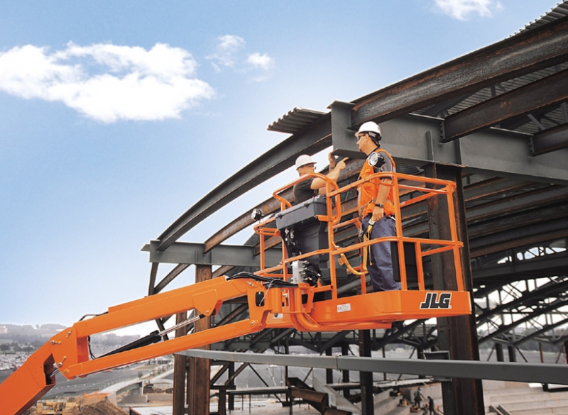 A Plataforma com Lança Telescópica JLG 860SJ é ideal para quem deseja um trabalho rápido, pois alcança a elevação máxima em menos de 70 segundos. 