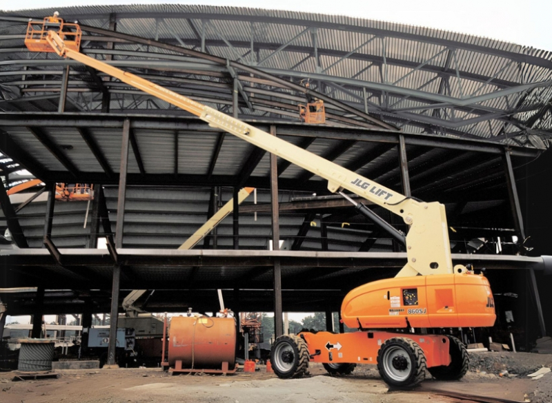 A Plataforma com Lança Telescópica JLG 860SJ é ideal para quem deseja um trabalho rápido, pois alcança a elevação máxima em menos de 70 segundos. 