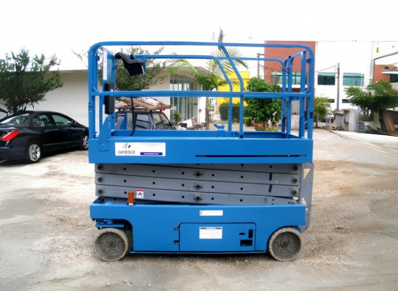 A Plataforma Tipo Tesoura - Pantográfica -  JLG GS2646  não emite gases e tem baixo ruído, ideal para ambientes internos. Plataforma com raio de giro pequeno para maior manobrabilidade. Pode ser carregada em tomada comum. 