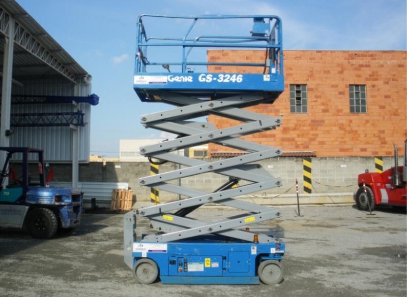 A Plataforma Tipo Tesoura (Pantográfica) JLG GS3246 é uma PTA compacta ideal para ambientes externos e internos que possui raio de giro menor para garantir maior manobrabilidade.