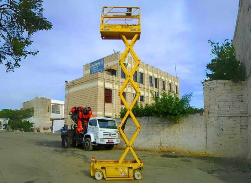 Altura de Trabalho: 7,76m. Capacidade: 2 pessoas - 227 kg. Largura da Plataforma: 0,76 cm.