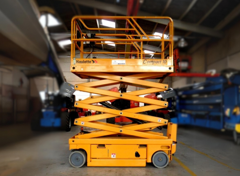 A plataforma Haulotte C10 possui altura de trabalho de até 10,15 metros com capacidade de içamento de até 2 pessoas, totalizando 450kg.