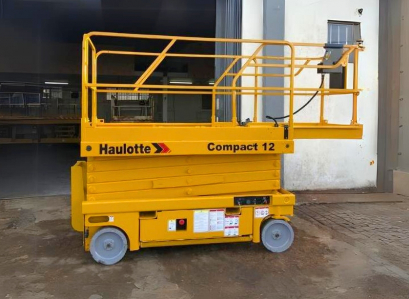 A Plataforma Tipo Tesoura Pantográfica Haulotte C12 possui altura de trabalho de12 metros, cesto com capacidade para até 2 pessoas totalizando 300 kg.