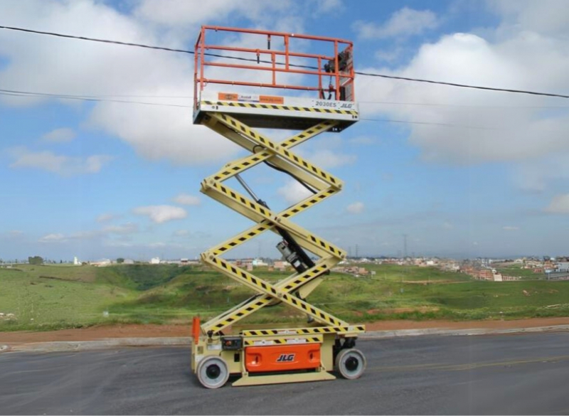 A plataforma JLG 2030 é a melhor opção para trabalhos em construção, indústrias e manutenção predial, manutenção de fábricas, centros de distribuição, varejistas, teatros, aeroportos, igrejas, parques temáticos e telecomunicações.