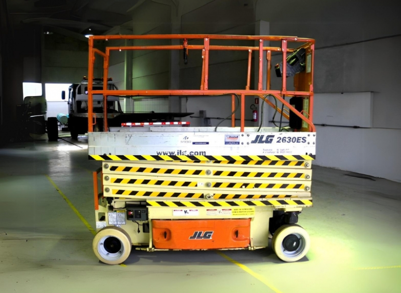 A Plataforma Tipo Tesoura - Pantográfica - JLG 2630 trabalha sem emissão de gases e com baixo ruído. Ideal parar trabalhos em ambientes internos, podendo trabalhar também em ambientes externos. Pode ser carregada em tomadas comuns.