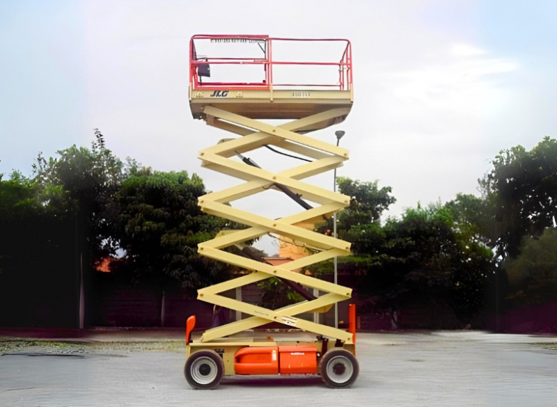 A Plataforma Tesoura JLG 4394RT pode ser utilizada em terrenos de diversos tipos com uma boa produtividade. 