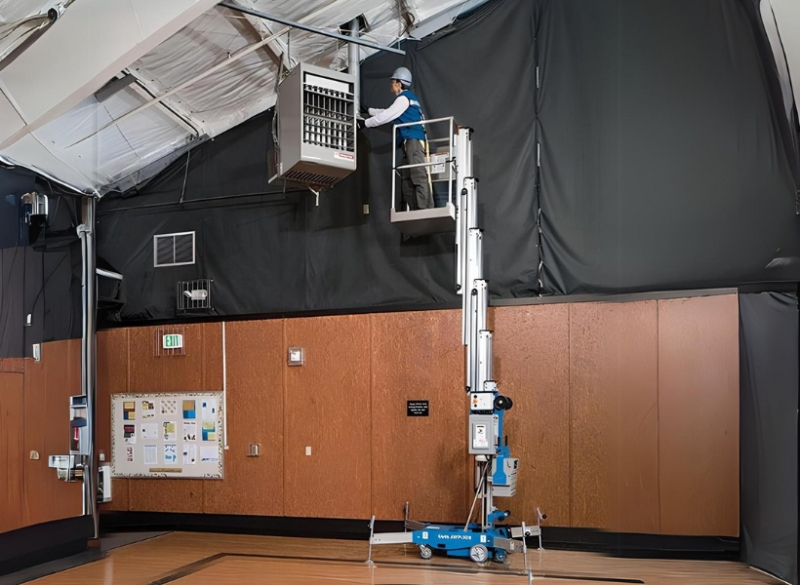 A Plataforma Elétrica Aérea AWP-40S é fácil de transportar pois é equipada com rodas que permitem o deslocamento individual, trazendo versatilidade e praticidade no momento do trabalho, mesmo em locais pequenos.