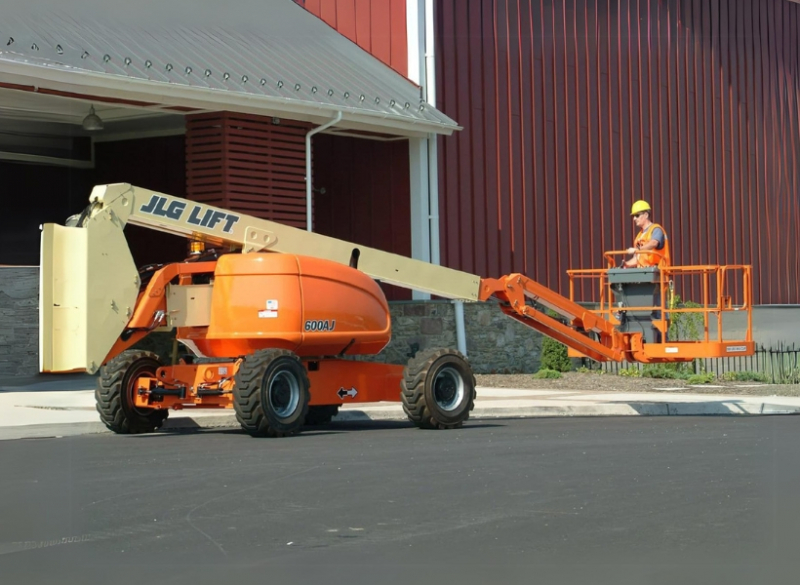 Essa plataforma com lança articulada é indicada para locais fechados e com piso pavimentado, sendo muito utilizada para trabalhos com obstáculos pois tem uma alta manobrabilidade que facilita a movimentação tanto do equipamento quando da plataforma articulada. Por ser um modelo em lança, possui grande alcance horizontal (12,1 metros).
