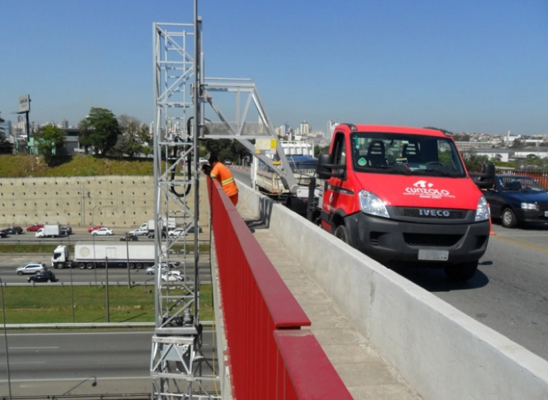 A Barin é uma Plataforma para Inspeção e Manutenção de Pontes montada sobre caminhão que permite a construção, manutenção e inspeção em pontes, viadutos, obras de arte e locais de difícil acesso em rodovias.