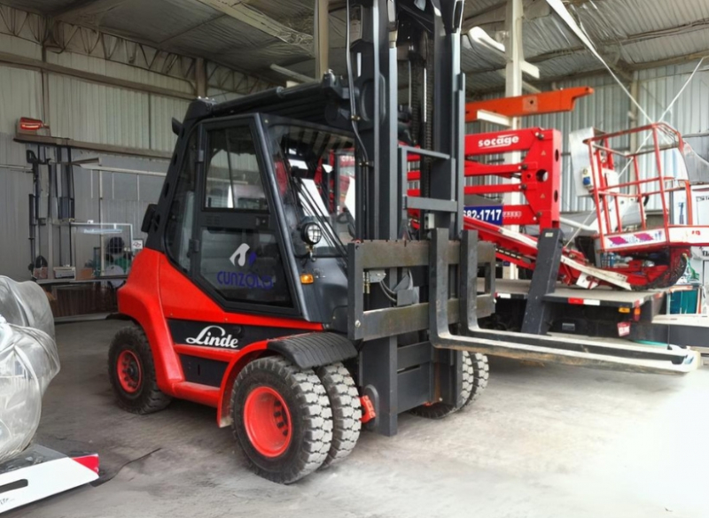 A Empilhadeira Linde H80D tem boa capacidade de tração, sendo muito utilizada em remoção industrial.